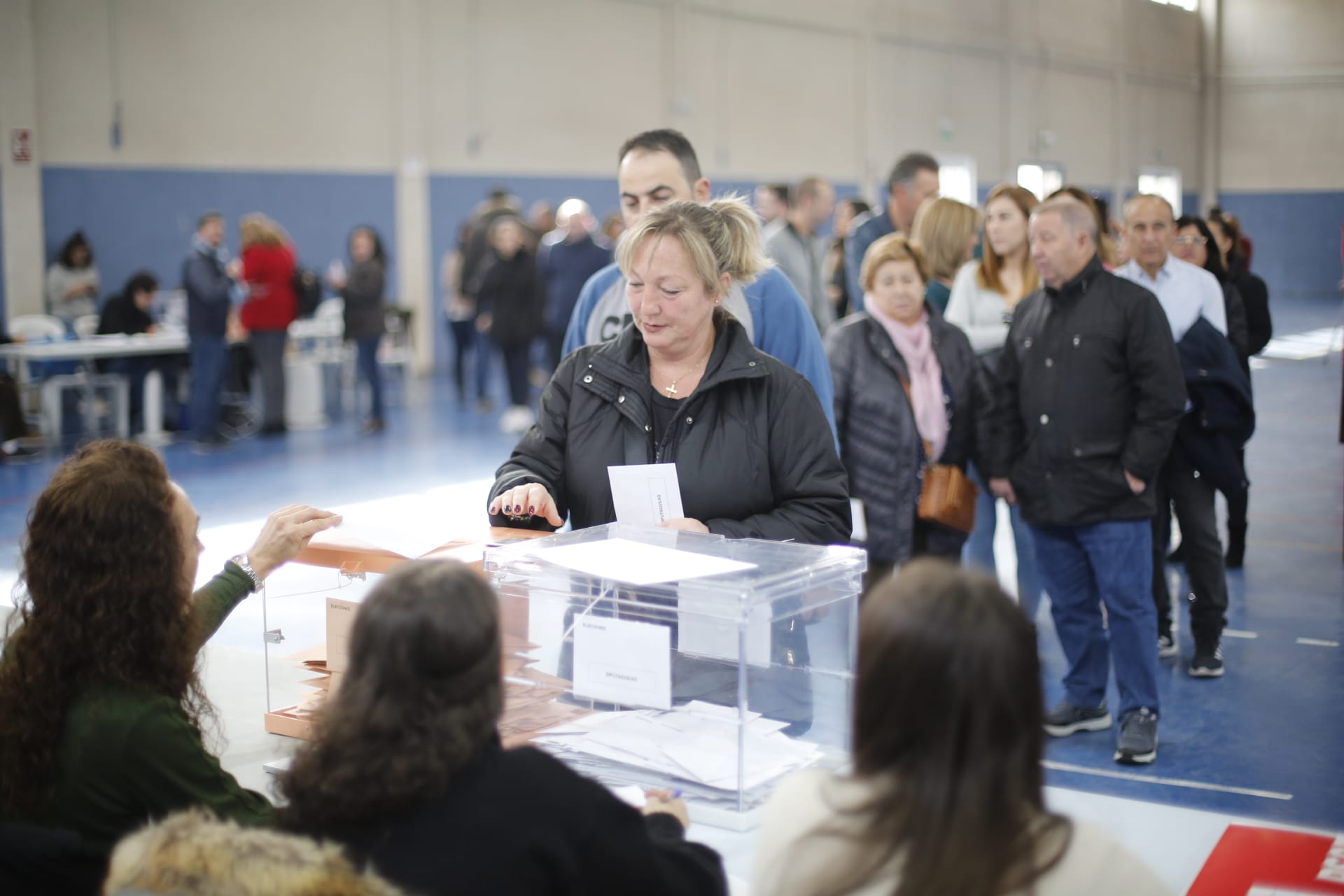 Desde las nueve de la mañana hasta las ocho de la tarde de este domingo, 775.007 granadinos podrán depositar en sus correspondientes mesas electorales -un total de 1.100- las papeletas con su sufragio al Congreso y el Senado