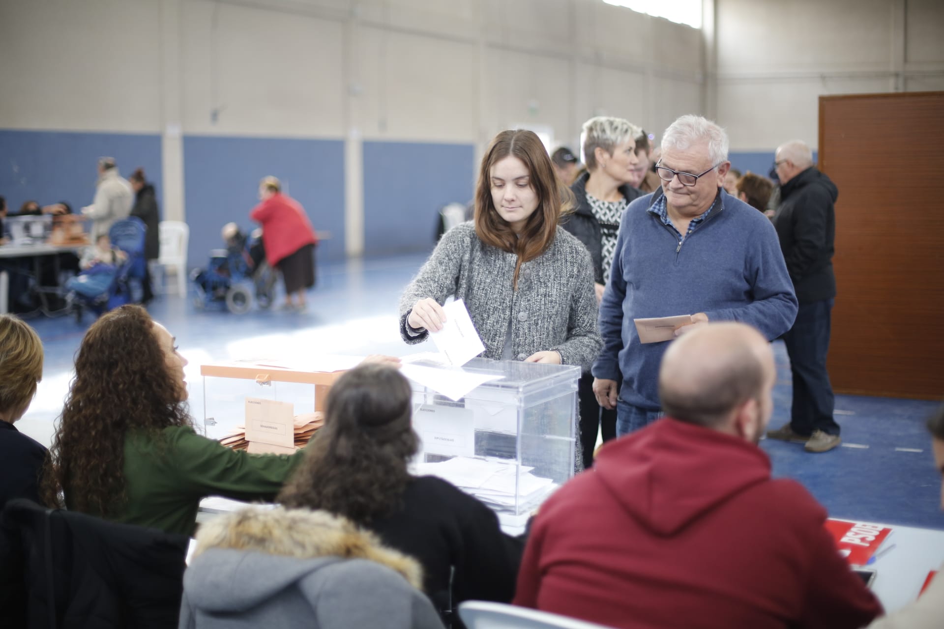 Desde las nueve de la mañana hasta las ocho de la tarde de este domingo, 775.007 granadinos podrán depositar en sus correspondientes mesas electorales -un total de 1.100- las papeletas con su sufragio al Congreso y el Senado