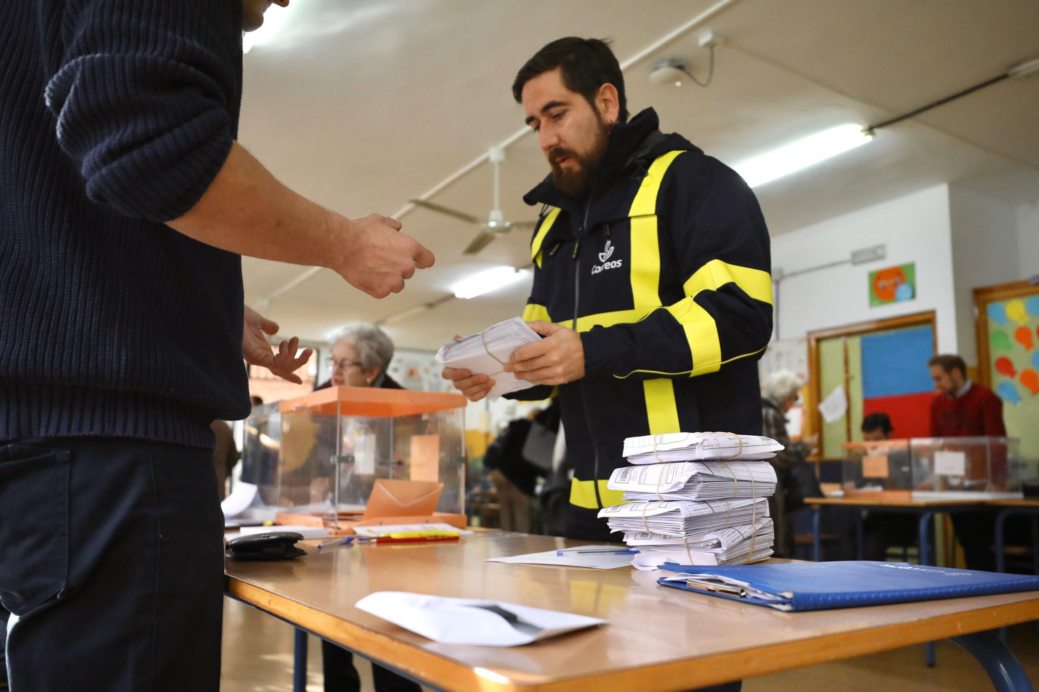 Desde las nueve de la mañana hasta las ocho de la tarde de este domingo, 775.007 granadinos podrán depositar en sus correspondientes mesas electorales -un total de 1.100- las papeletas con su sufragio al Congreso y el Senado