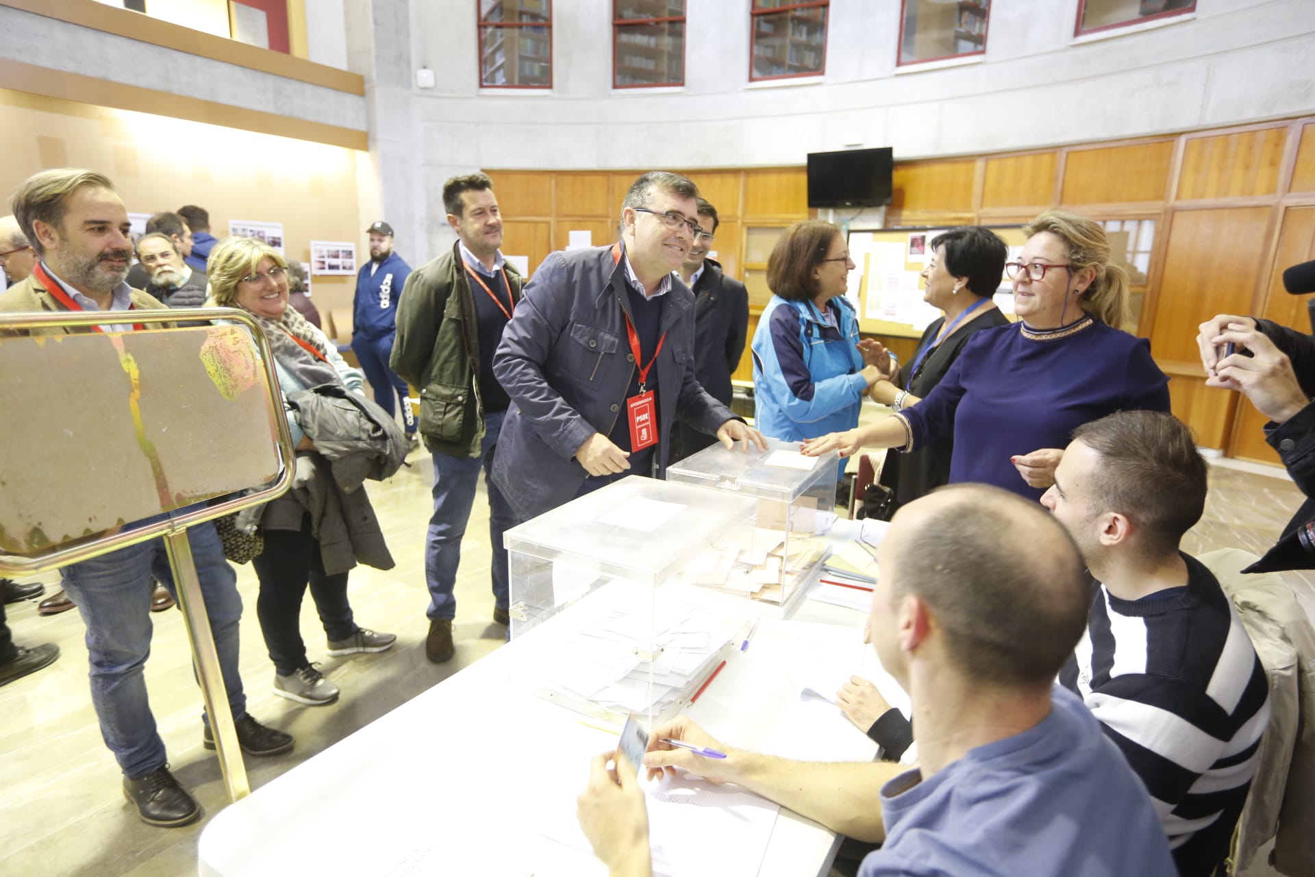 Desde las nueve de la mañana hasta las ocho de la tarde de este domingo, 775.007 granadinos podrán depositar en sus correspondientes mesas electorales -un total de 1.100- las papeletas con su sufragio al Congreso y el Senado