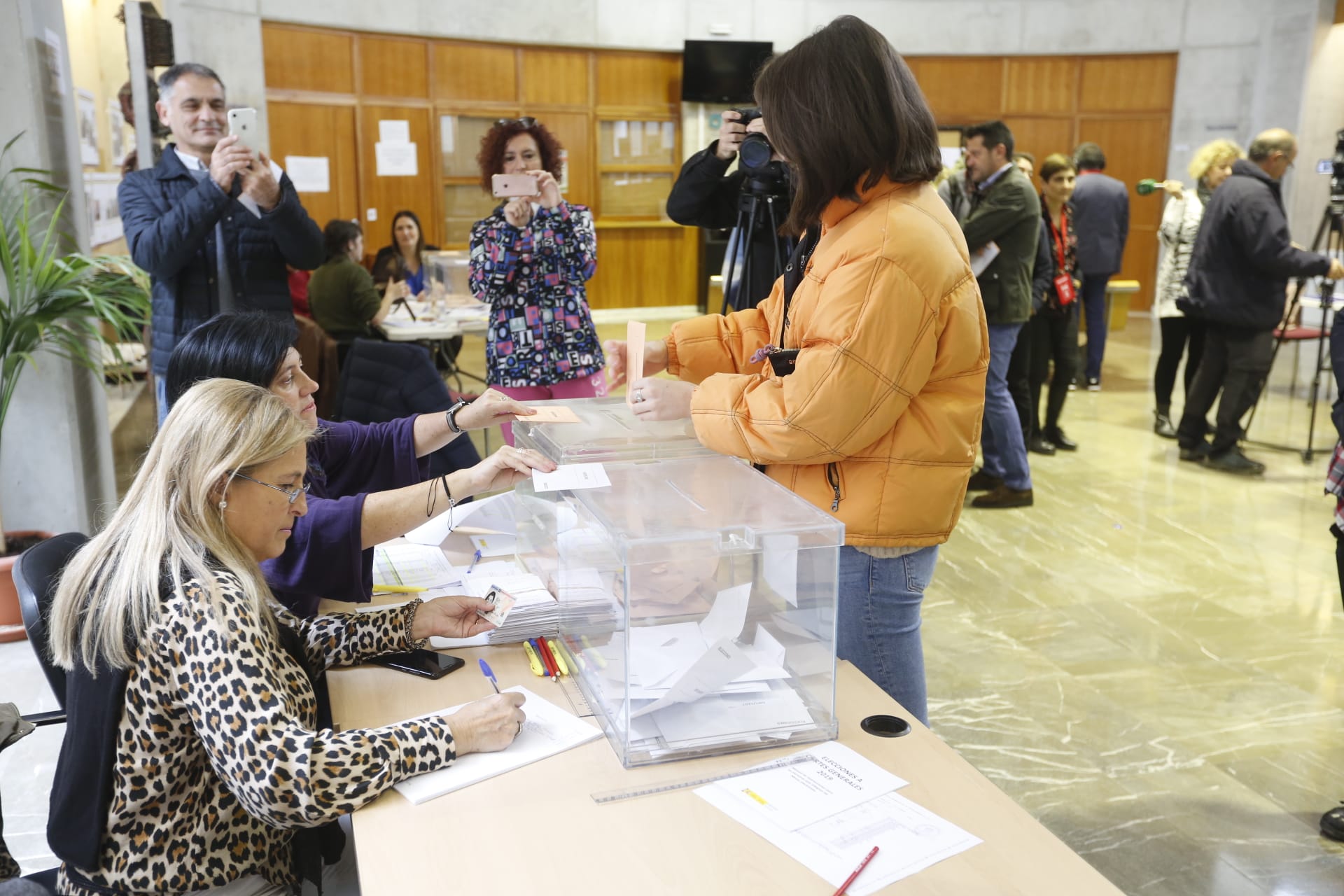 Desde las nueve de la mañana hasta las ocho de la tarde de este domingo, 775.007 granadinos podrán depositar en sus correspondientes mesas electorales -un total de 1.100- las papeletas con su sufragio al Congreso y el Senado