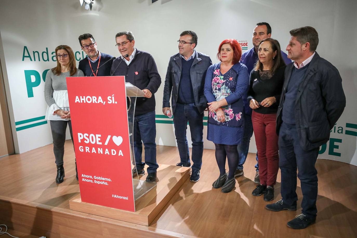 Mientras el PSOE y el PP se han reunido en sus sedes, Ciudadanos y Vox están siguiendo el recuento fuera