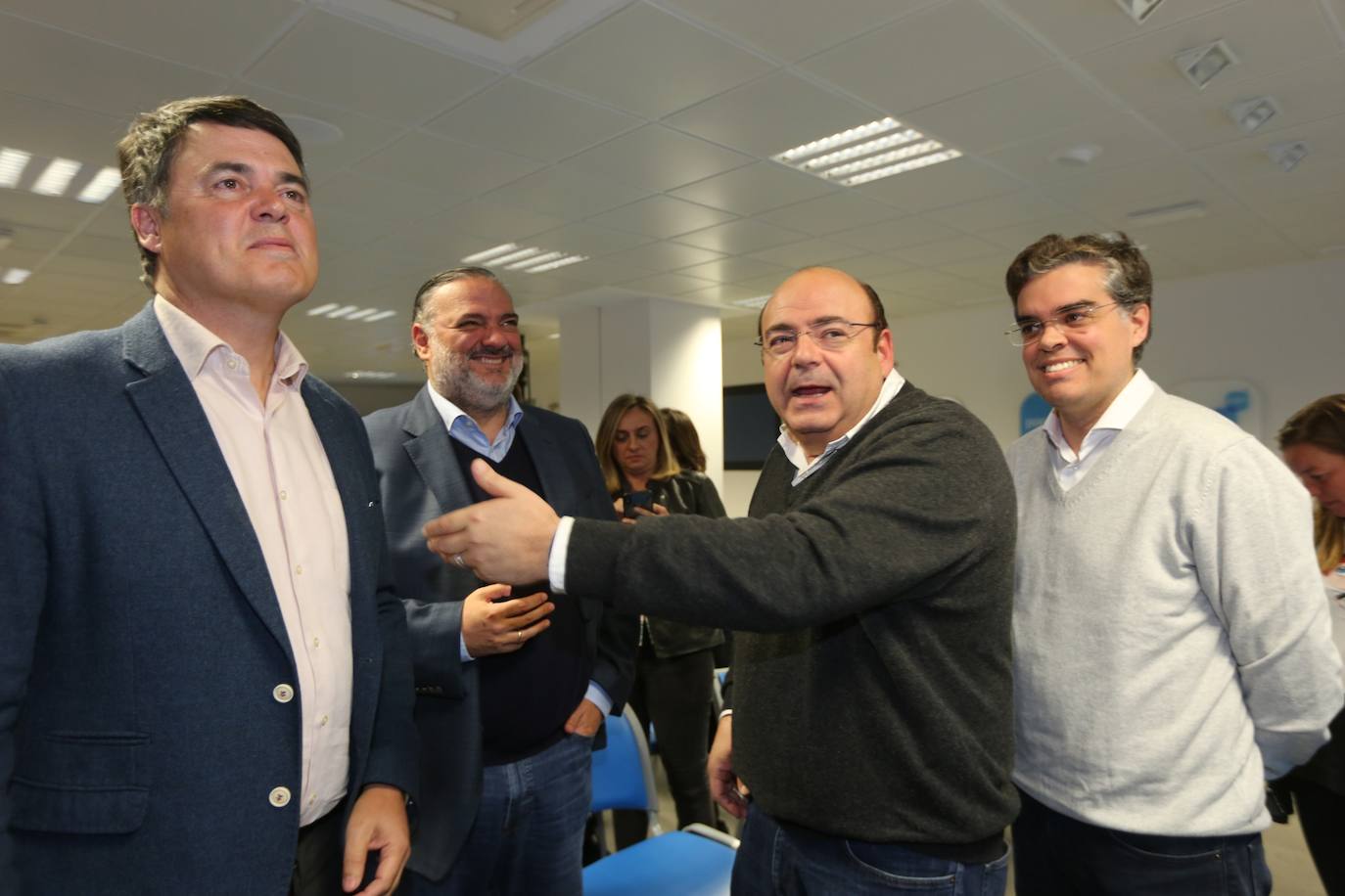 Mientras el PSOE y el PP se han reunido en sus sedes, Ciudadanos y Vox están siguiendo el recuento fuera