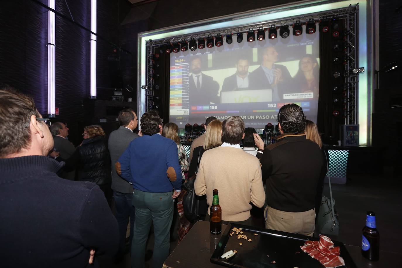 Mientras el PSOE y el PP se han reunido en sus sedes, Ciudadanos y Vox están siguiendo el recuento fuera