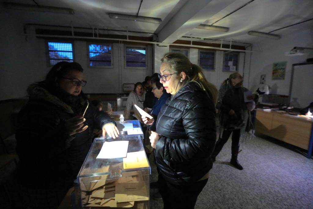 Apagón en el IES La Paz de la capital a últimas horas de la jornada electoral.