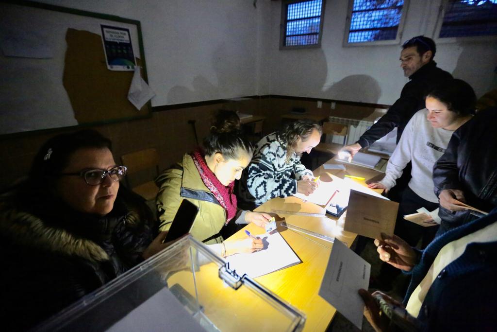 Apagón en el IES La Paz de la capital a últimas horas de la jornada electoral.