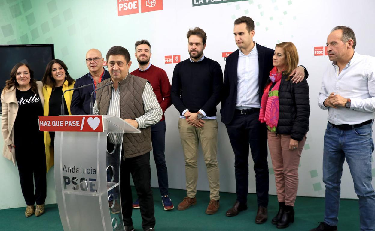 Francisco Reyes valora los resultados en la sede del PSOE. 