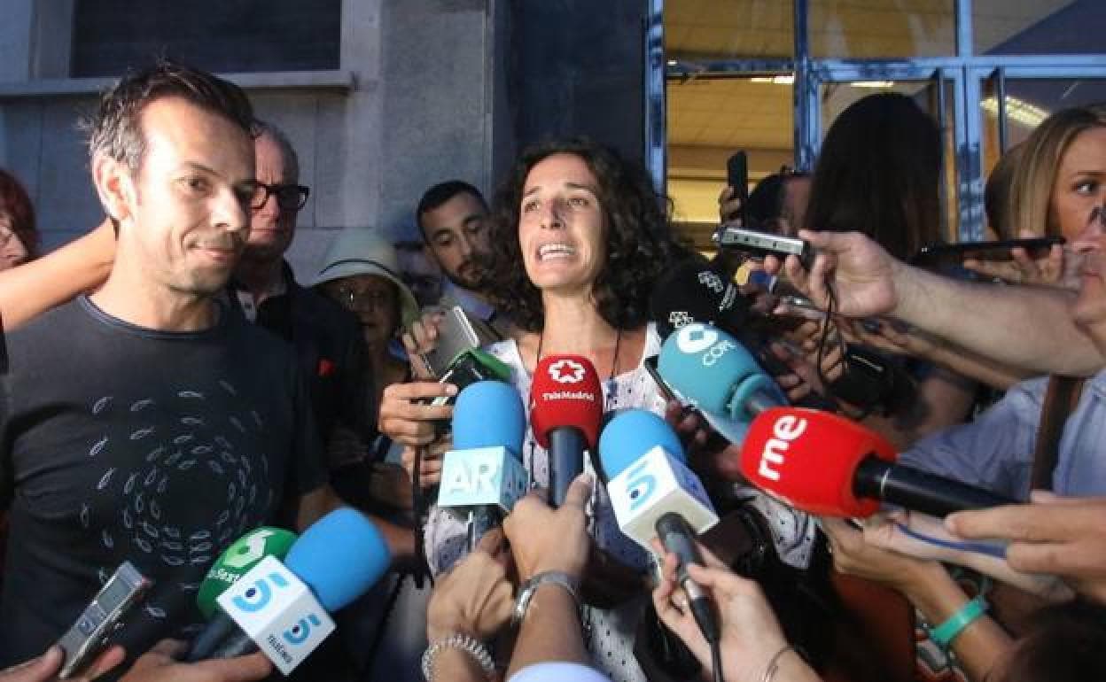 Patricia Ramírez y Ángel Cruz, a las puertas de la Audiencia tras conocer el veredicto del jurado. 