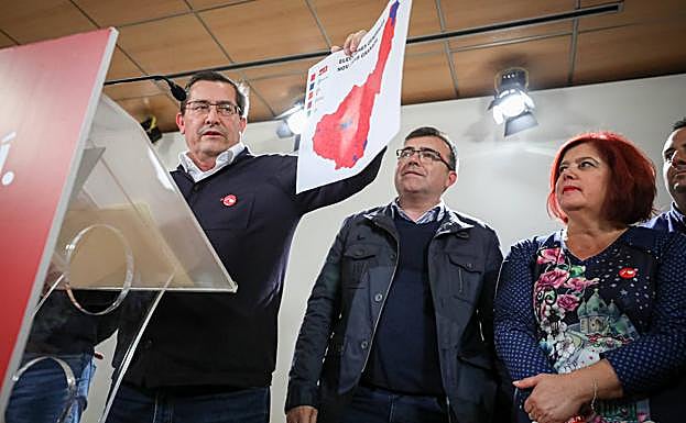 José Entrena muestra el mapa de Granada la noche electoral. 