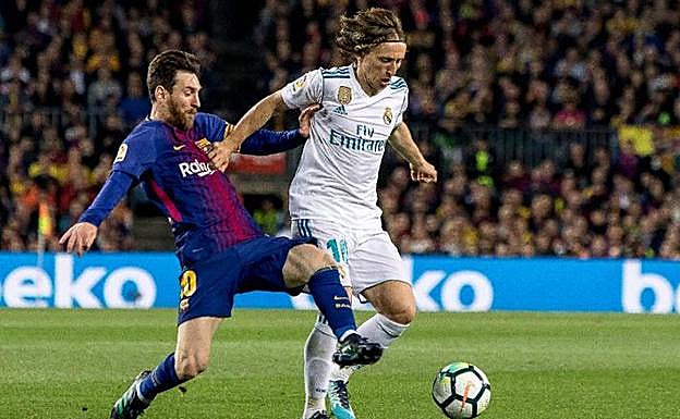 Leo Messi y Luka Modric, en un partido jugado en el Camp Nou