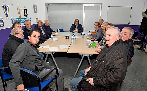 Reunión de los representantes de la Federación de Peñas del Real Jaén con el presidente del club