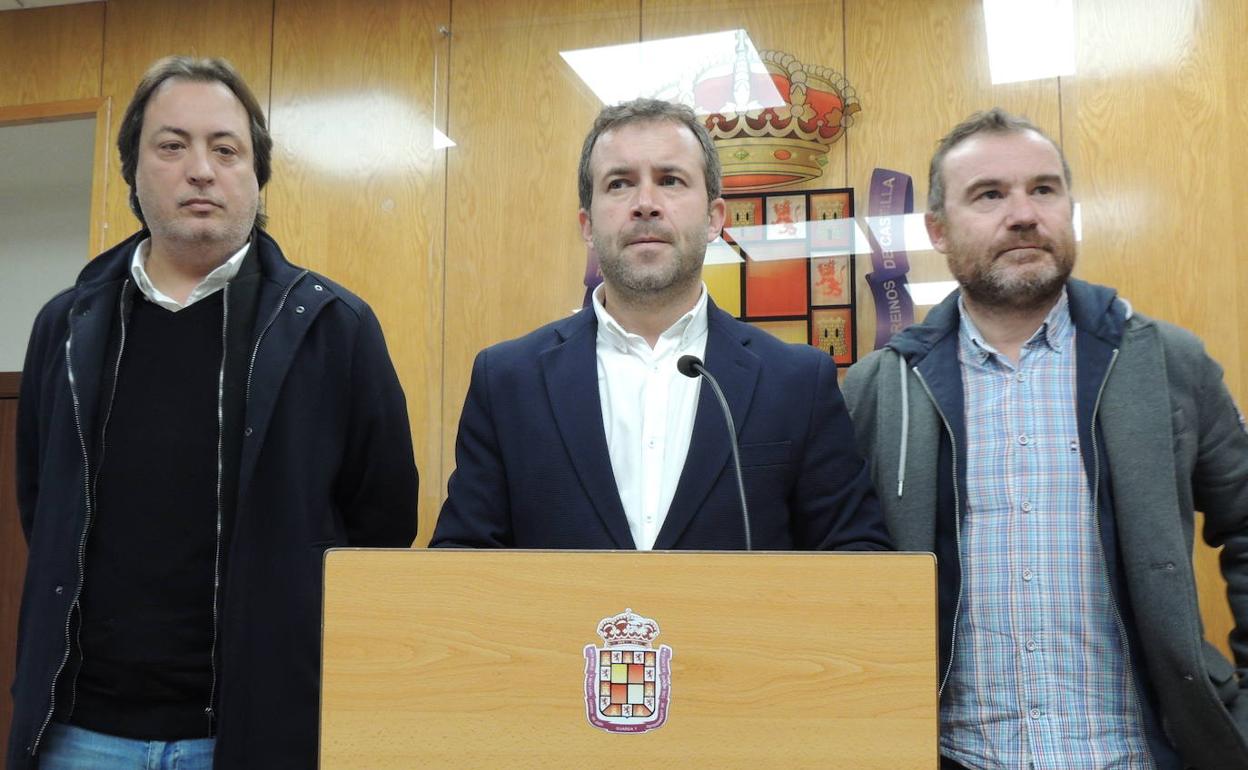 El alcalde jienense, con los ediles de Comunicación y Personal, al anunciar el cierre de Onda Jaén. LIÉBANA