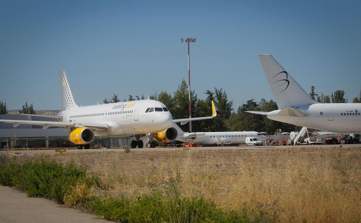 Un avión de Vueling, en el aeropuerto de Granada