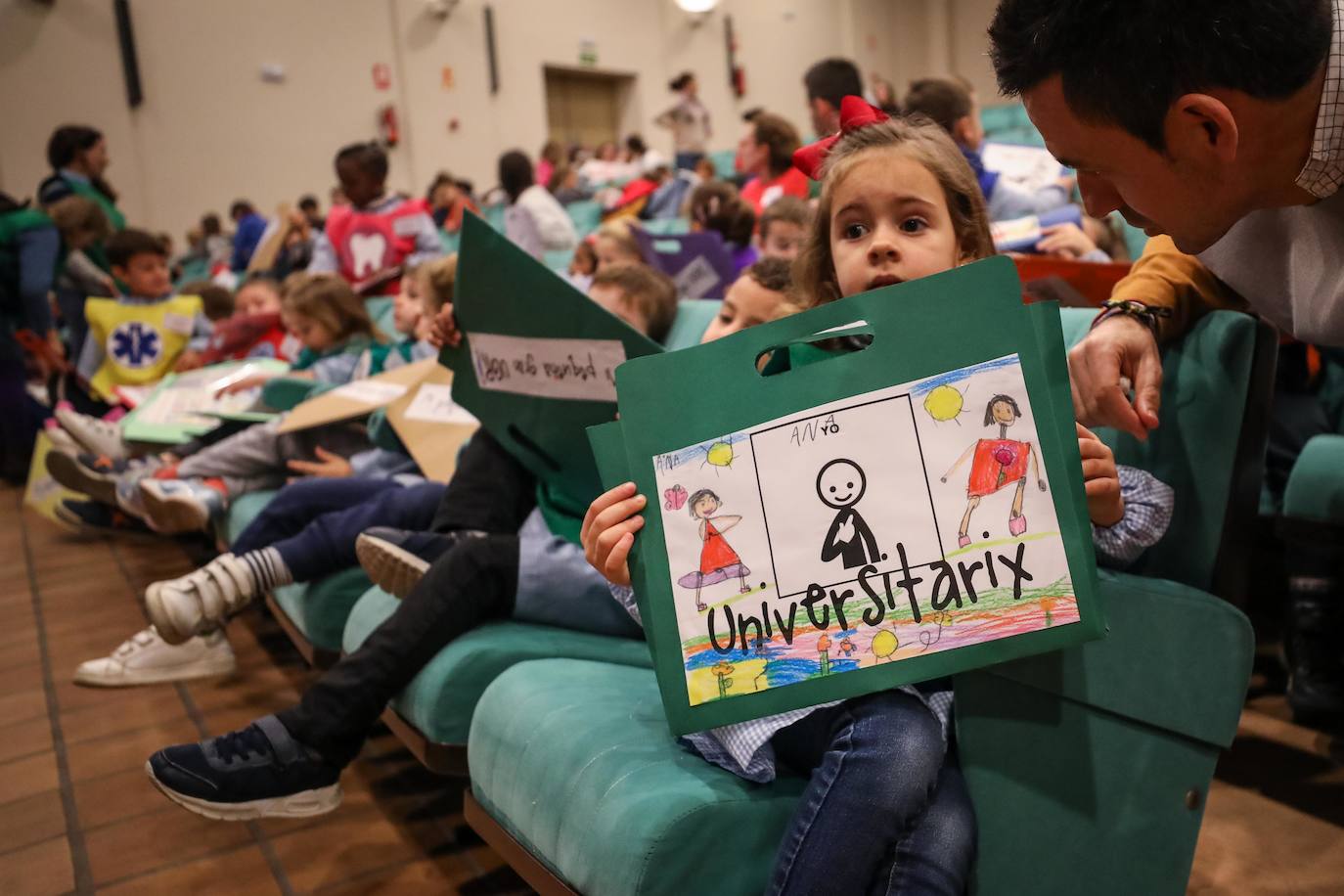 La Universidad granadina desarrolla un proyecto de innovación docente en el que recibe a más de cien niños que conocen el mundo universitario con divertidas actividades y un cuento 