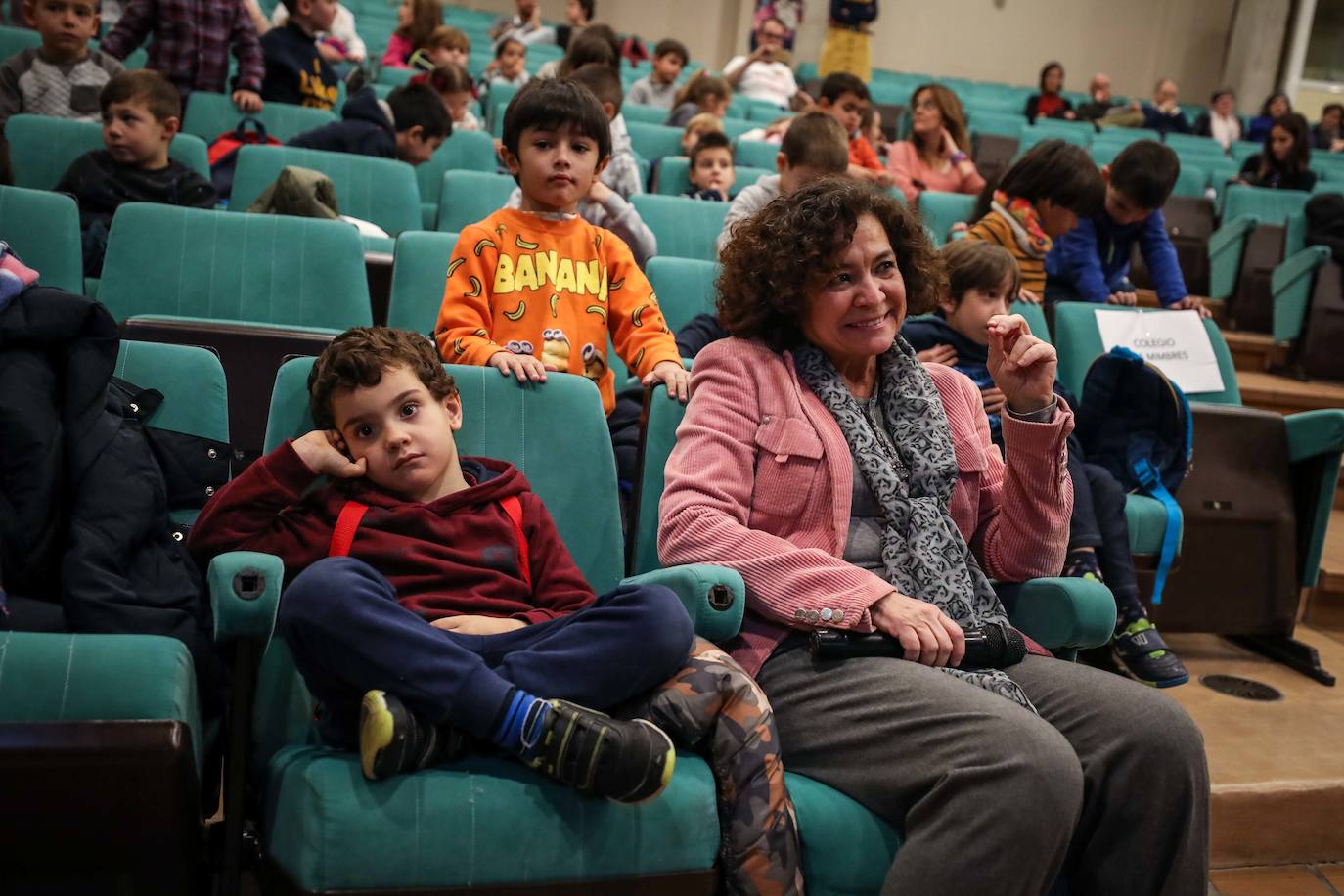 La Universidad granadina desarrolla un proyecto de innovación docente en el que recibe a más de cien niños que conocen el mundo universitario con divertidas actividades y un cuento 