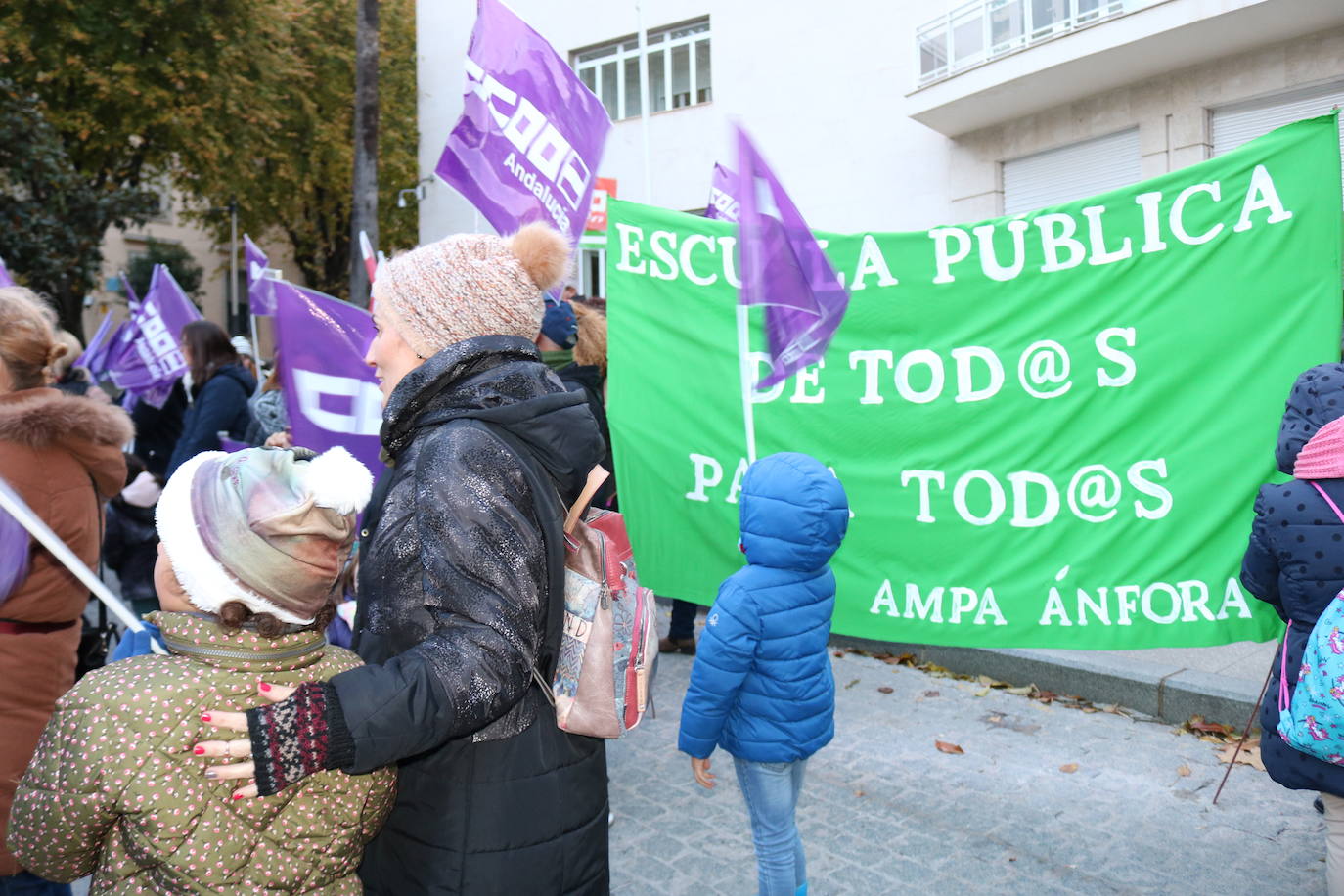 Cientos de personas se han echado a la calle convocadas por la FAMPA Los Olivos para exigir a la Junta de Andalucía que se reestablezca el servicio de comedor en los 37 centros escolares jienenses que llevan más de un mes sin él. Apoyados por sindicatos y otros colectivos educativos, los padres y madres de escolares jienenses han defendido también la escuela rural y han pedido que se mejore la calidad de la enseñanza pública 