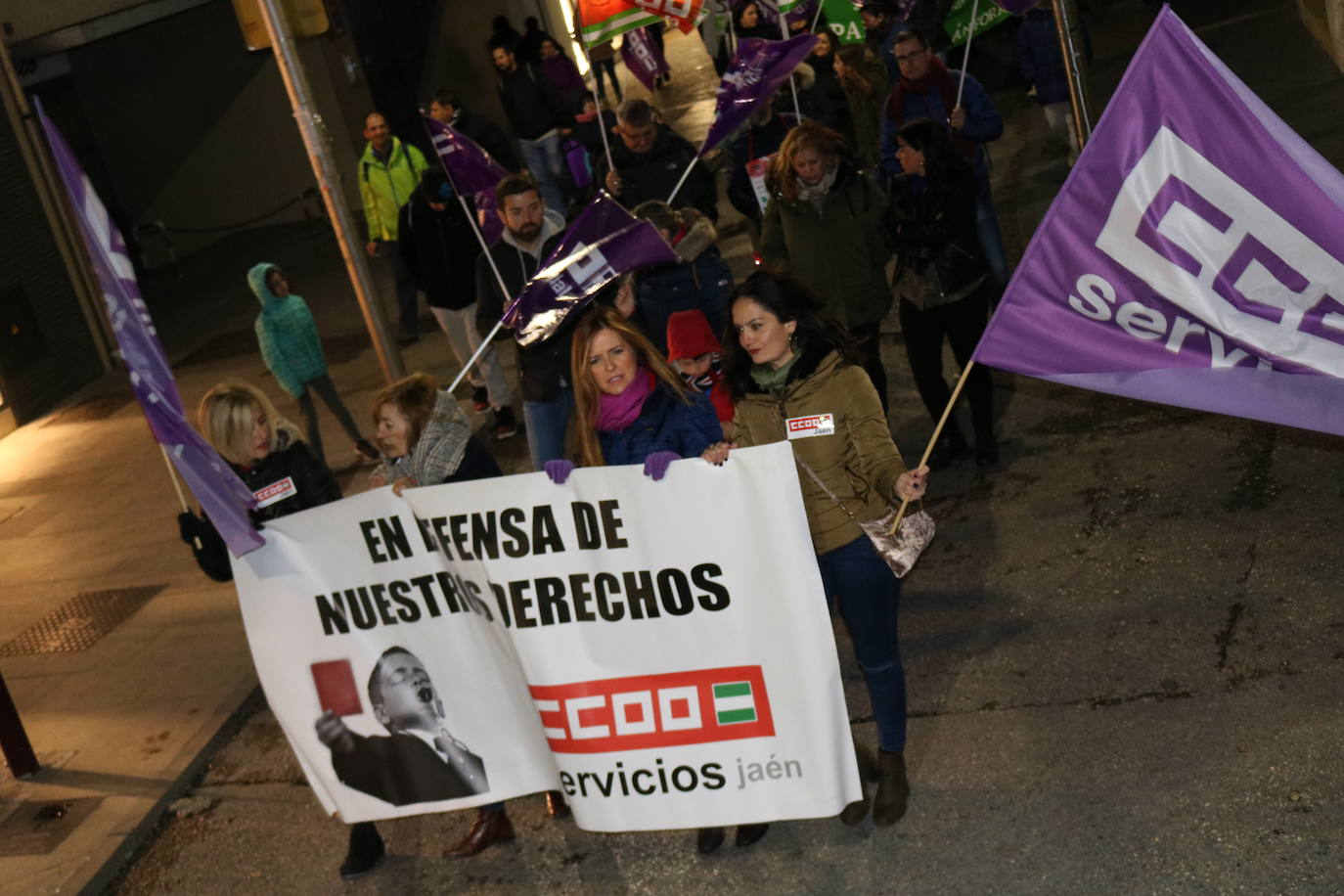 Cientos de personas se han echado a la calle convocadas por la FAMPA Los Olivos para exigir a la Junta de Andalucía que se reestablezca el servicio de comedor en los 37 centros escolares jienenses que llevan más de un mes sin él. Apoyados por sindicatos y otros colectivos educativos, los padres y madres de escolares jienenses han defendido también la escuela rural y han pedido que se mejore la calidad de la enseñanza pública 