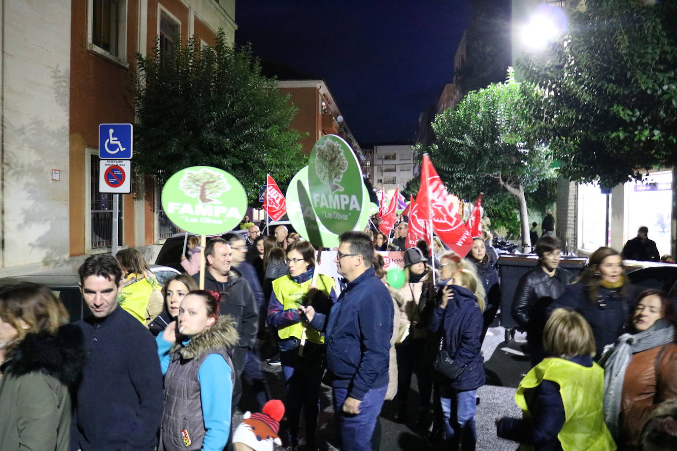 Cientos de personas se han echado a la calle convocadas por la FAMPA Los Olivos para exigir a la Junta de Andalucía que se reestablezca el servicio de comedor en los 37 centros escolares jienenses que llevan más de un mes sin él. Apoyados por sindicatos y otros colectivos educativos, los padres y madres de escolares jienenses han defendido también la escuela rural y han pedido que se mejore la calidad de la enseñanza pública 