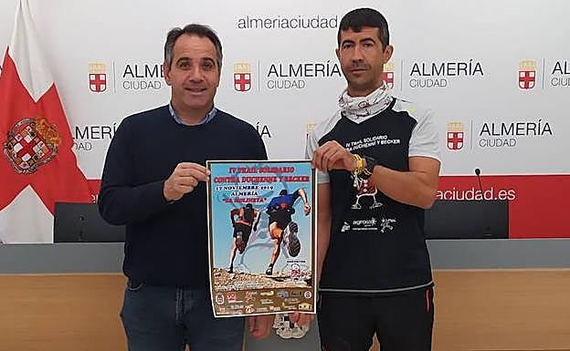 El concejal de Deportes y el organizador de la prueba posan con el cartel de la misma.