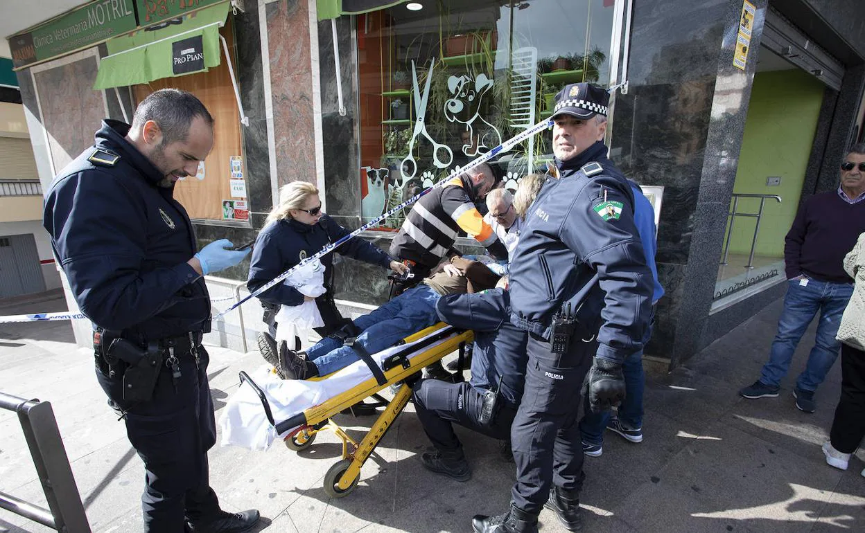 Un hombre queda inconsciente tras rodar por las escaleras de la avenida de Salobreña 