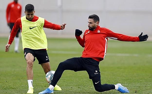 Puertas intenta arrebatarle el balón a Fede Vico. 