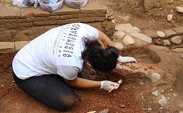 Excavando las tumbas, donde los cadáveres estaban cubiertos de piedra y ladrillo.