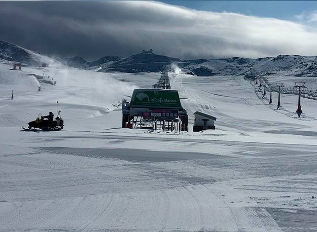La estación granadina trabaja en el acondicionamiento del área esquiable con la que estrenará la campaña invernal 2019/20