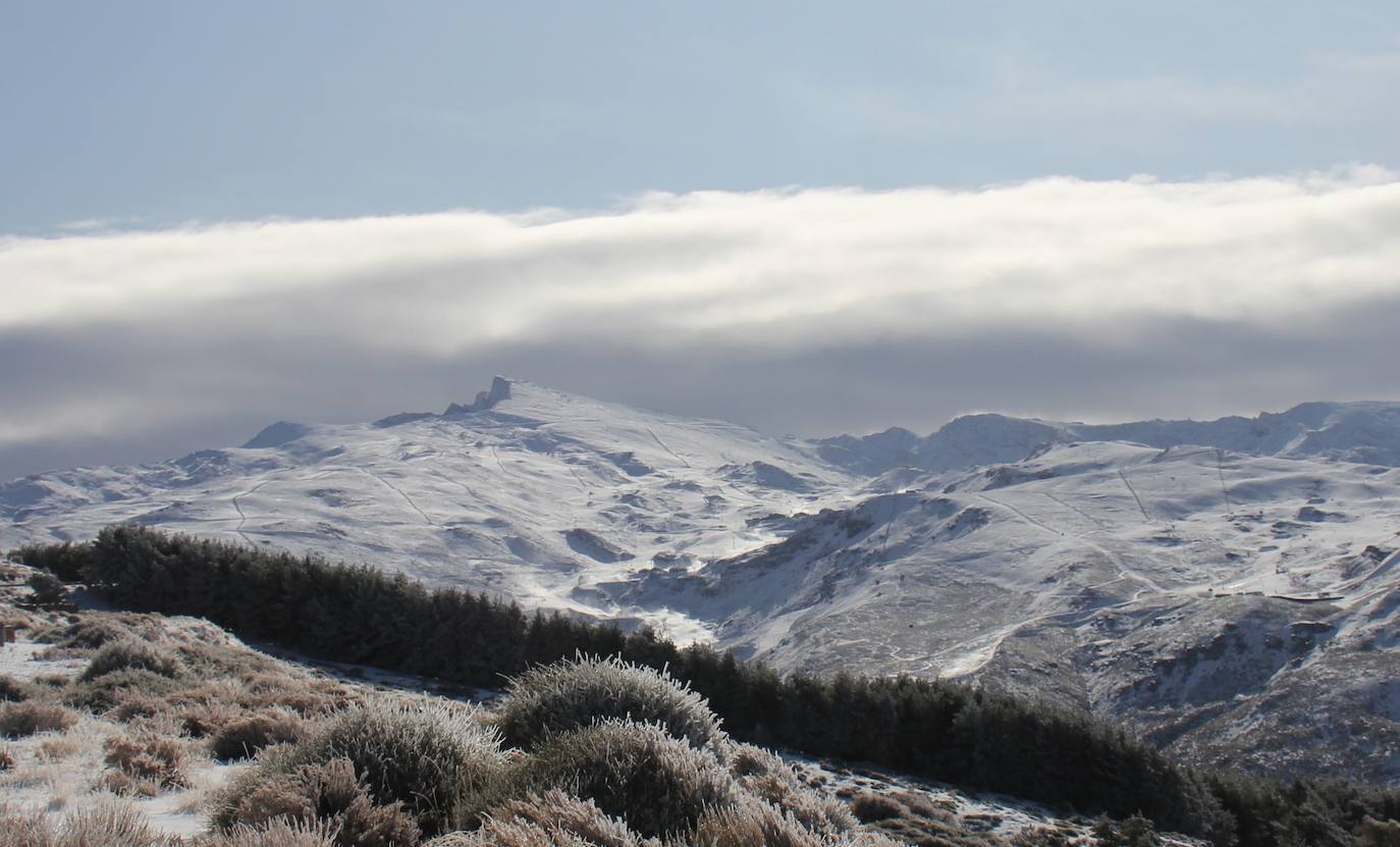 La estación granadina trabaja en el acondicionamiento del área esquiable con la que estrenará la campaña invernal 2019/20