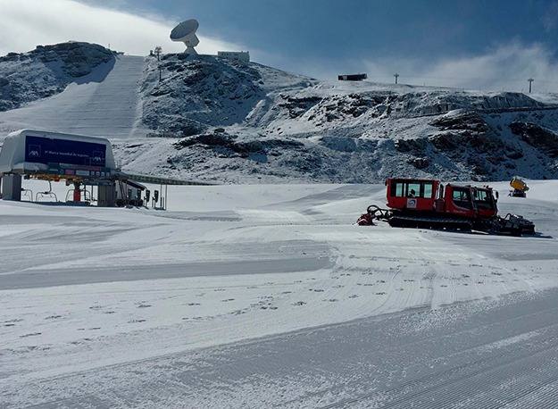 La estación granadina trabaja en el acondicionamiento del área esquiable con la que estrenará la campaña invernal 2019/20
