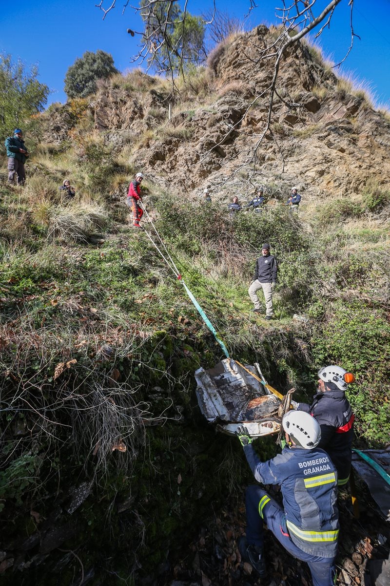 Bomberos y miembros del Batallón Basurista recuperan un vehículo abandonado en la Vereda de la Estrella