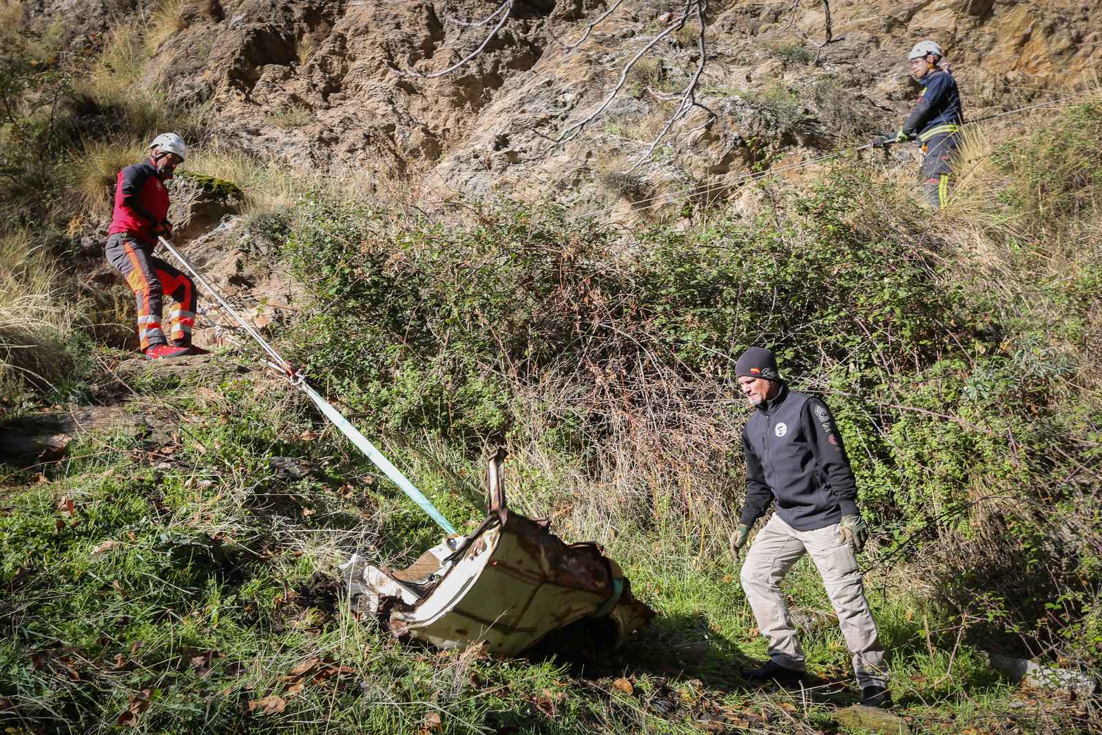 Bomberos y miembros del Batallón Basurista recuperan un vehículo abandonado en la Vereda de la Estrella