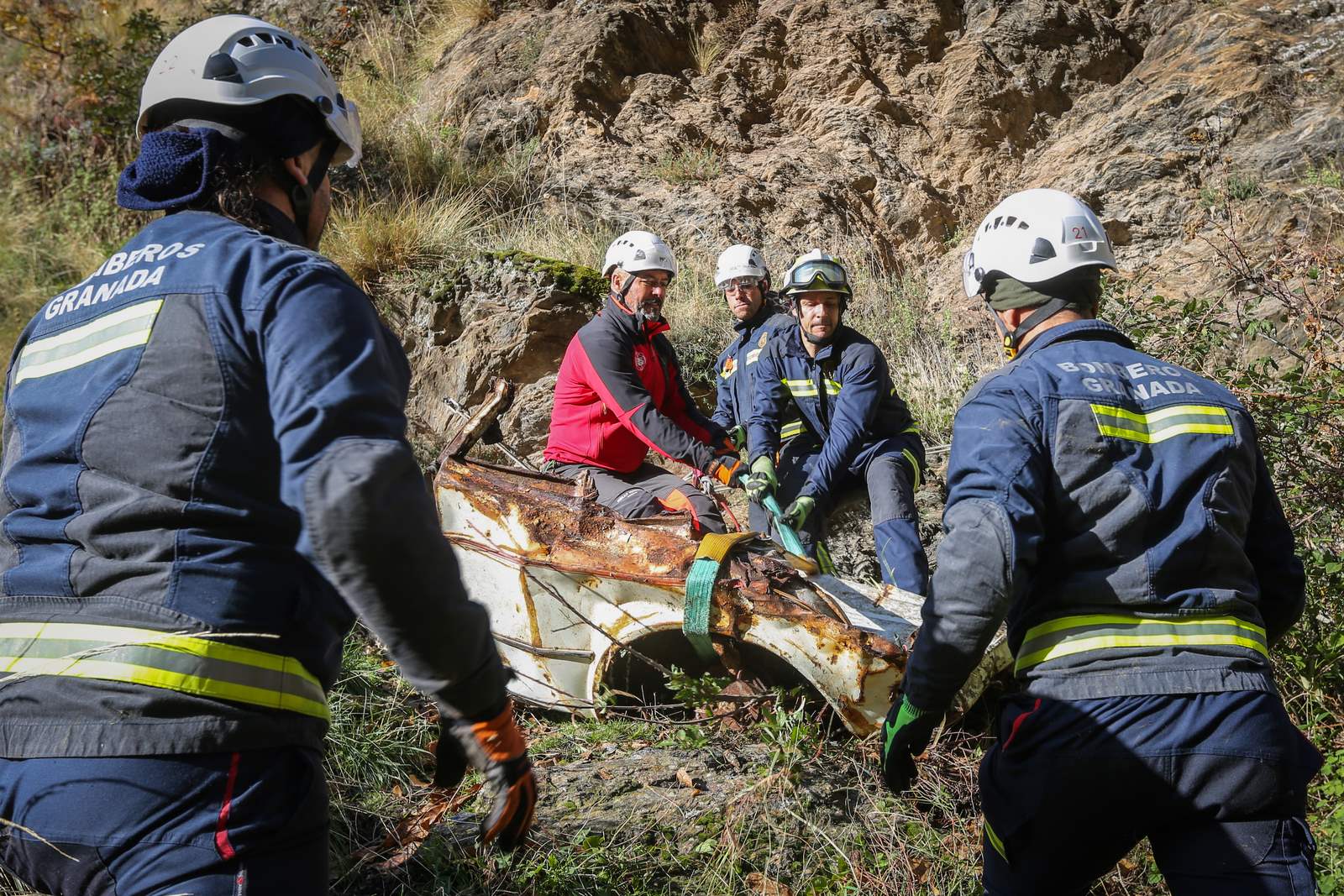 Bomberos y miembros del Batallón Basurista recuperan un vehículo abandonado en la Vereda de la Estrella