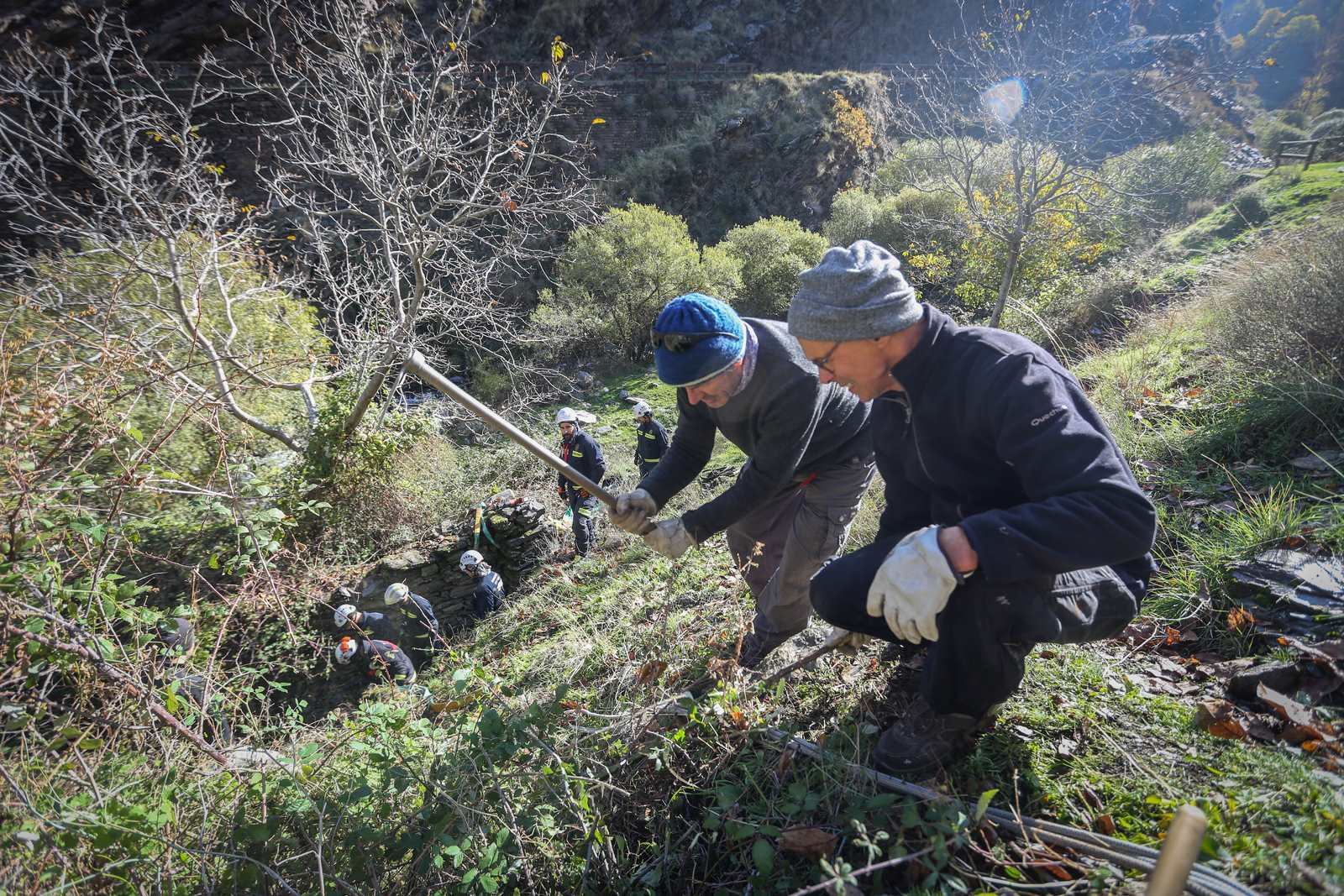 Bomberos y miembros del Batallón Basurista recuperan un vehículo abandonado en la Vereda de la Estrella
