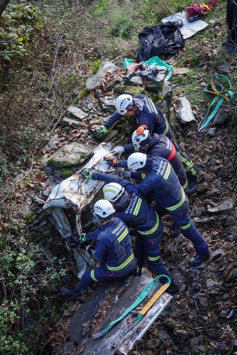 Bomberos y miembros del Batallón Basurista recuperan un vehículo abandonado en la Vereda de la Estrella