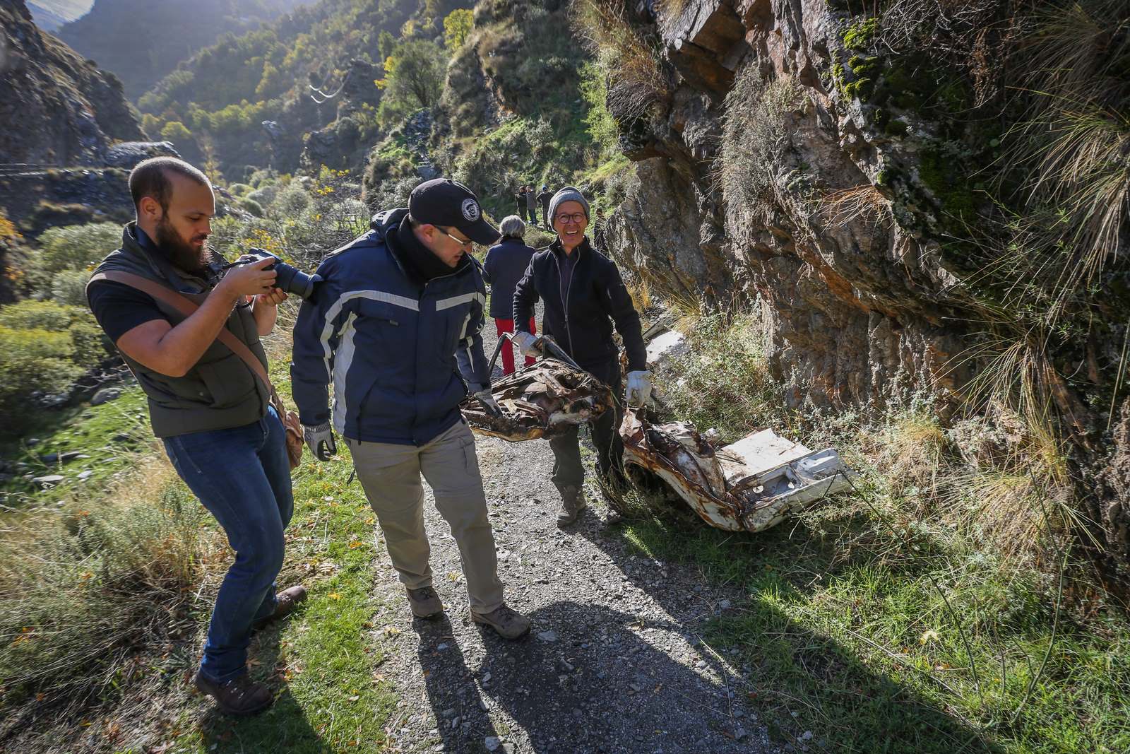 Bomberos y miembros del Batallón Basurista recuperan un vehículo abandonado en la Vereda de la Estrella