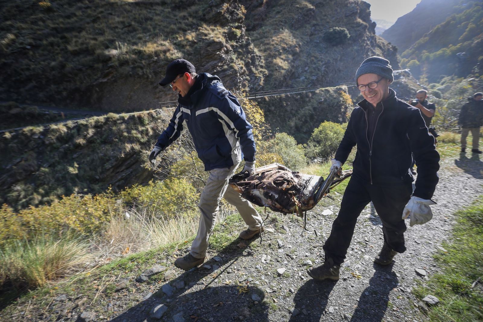 Bomberos y miembros del Batallón Basurista recuperan un vehículo abandonado en la Vereda de la Estrella