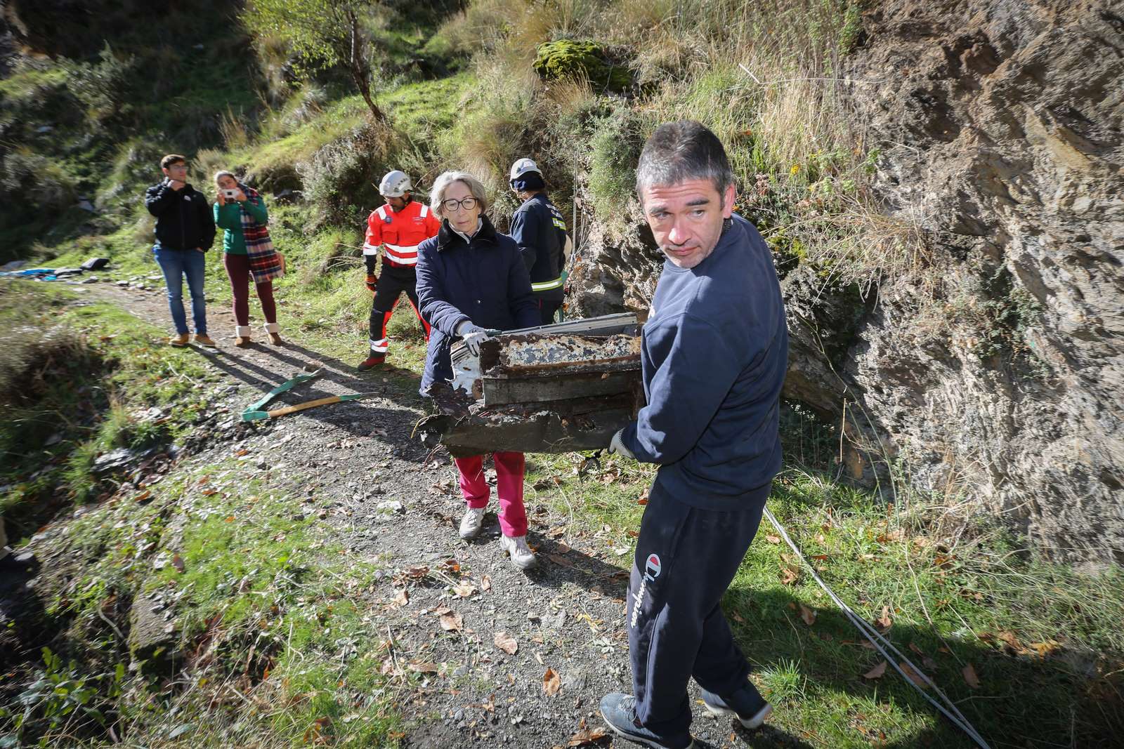 Bomberos y miembros del Batallón Basurista recuperan un vehículo abandonado en la Vereda de la Estrella