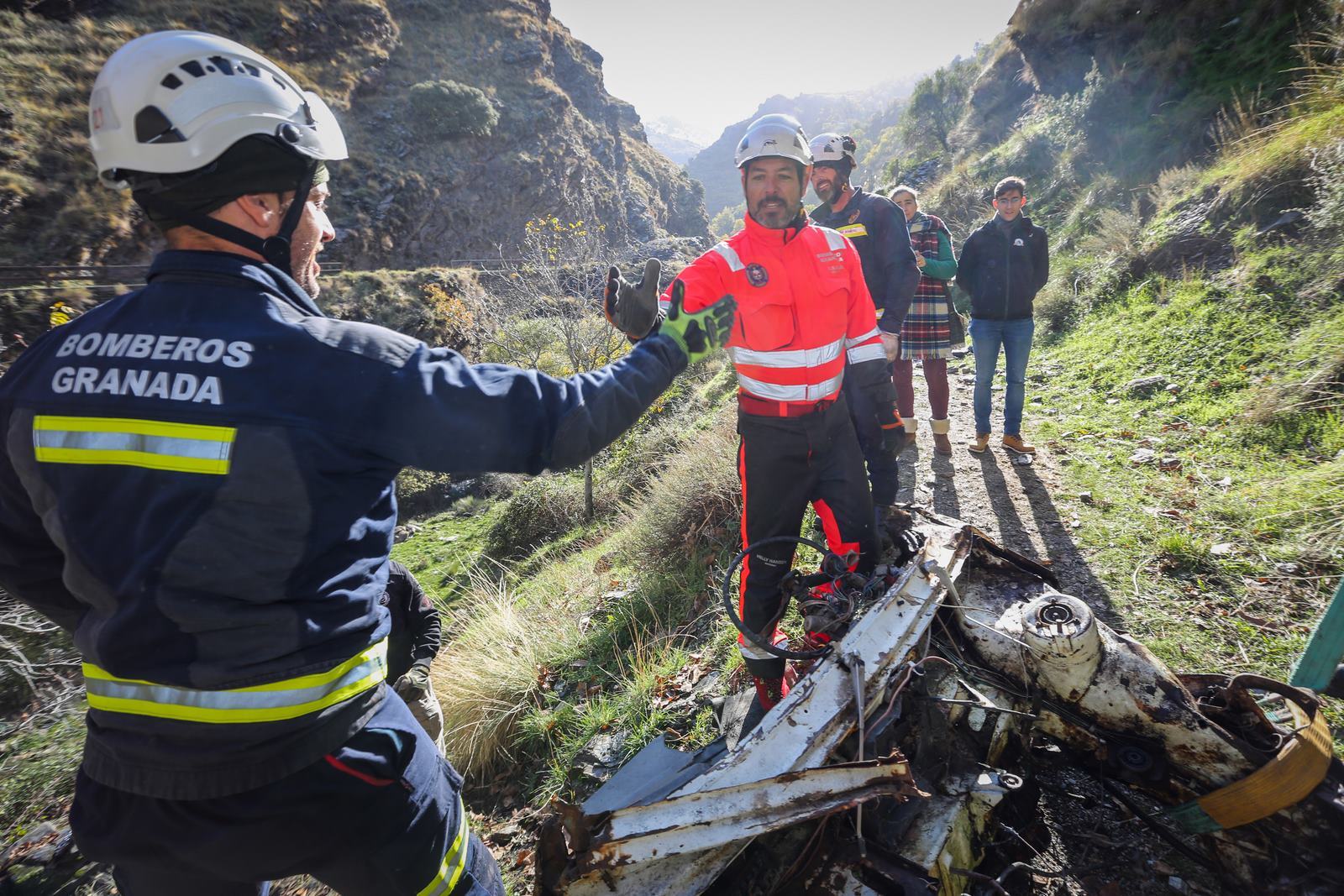 Bomberos y miembros del Batallón Basurista recuperan un vehículo abandonado en la Vereda de la Estrella