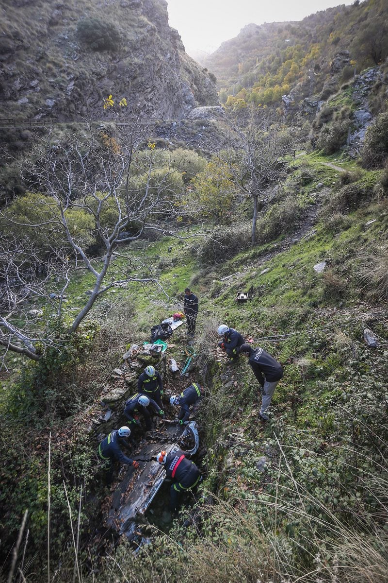 Bomberos y miembros del Batallón Basurista recuperan un vehículo abandonado en la Vereda de la Estrella