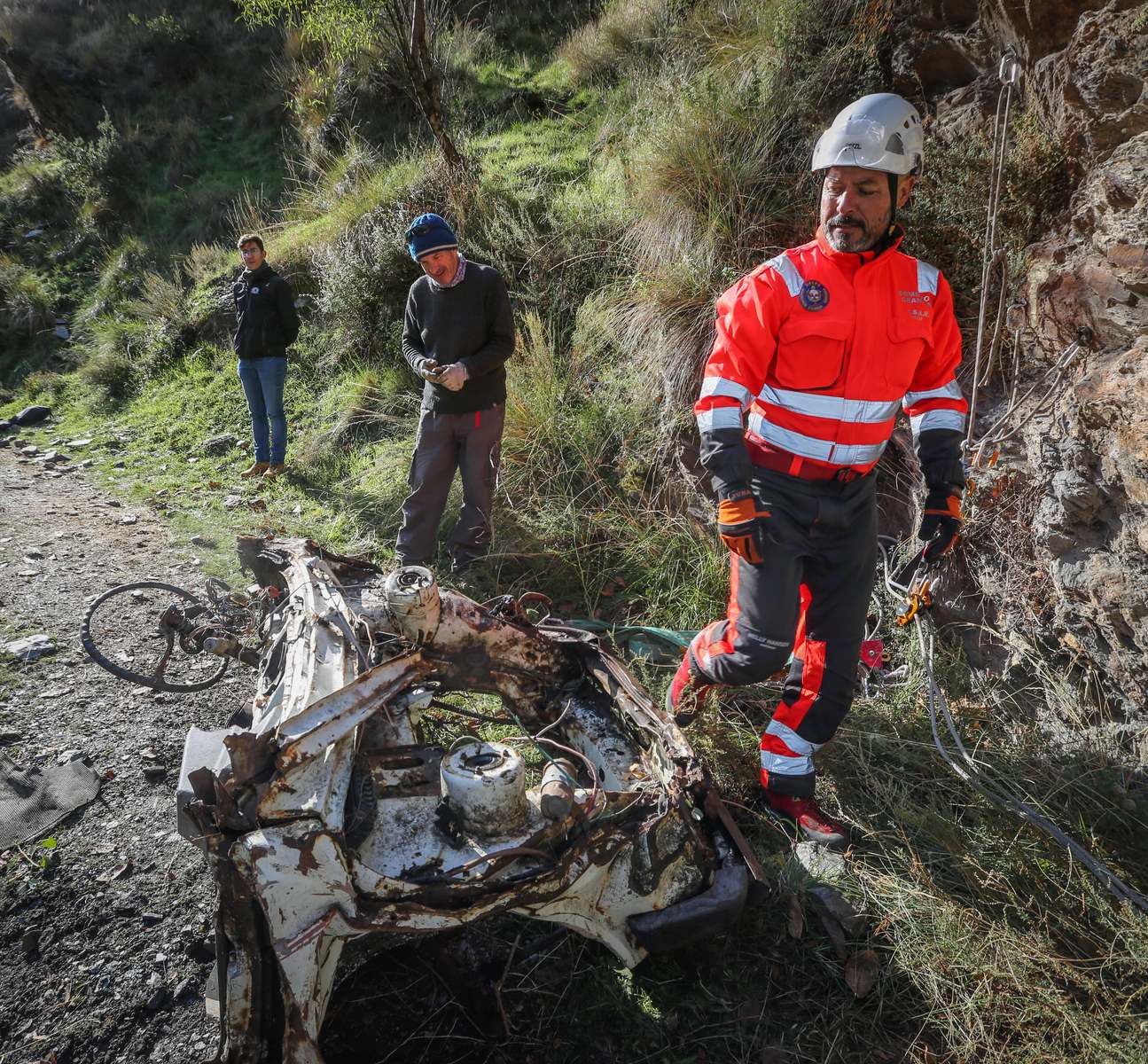 Bomberos y miembros del Batallón Basurista recuperan un vehículo abandonado en la Vereda de la Estrella