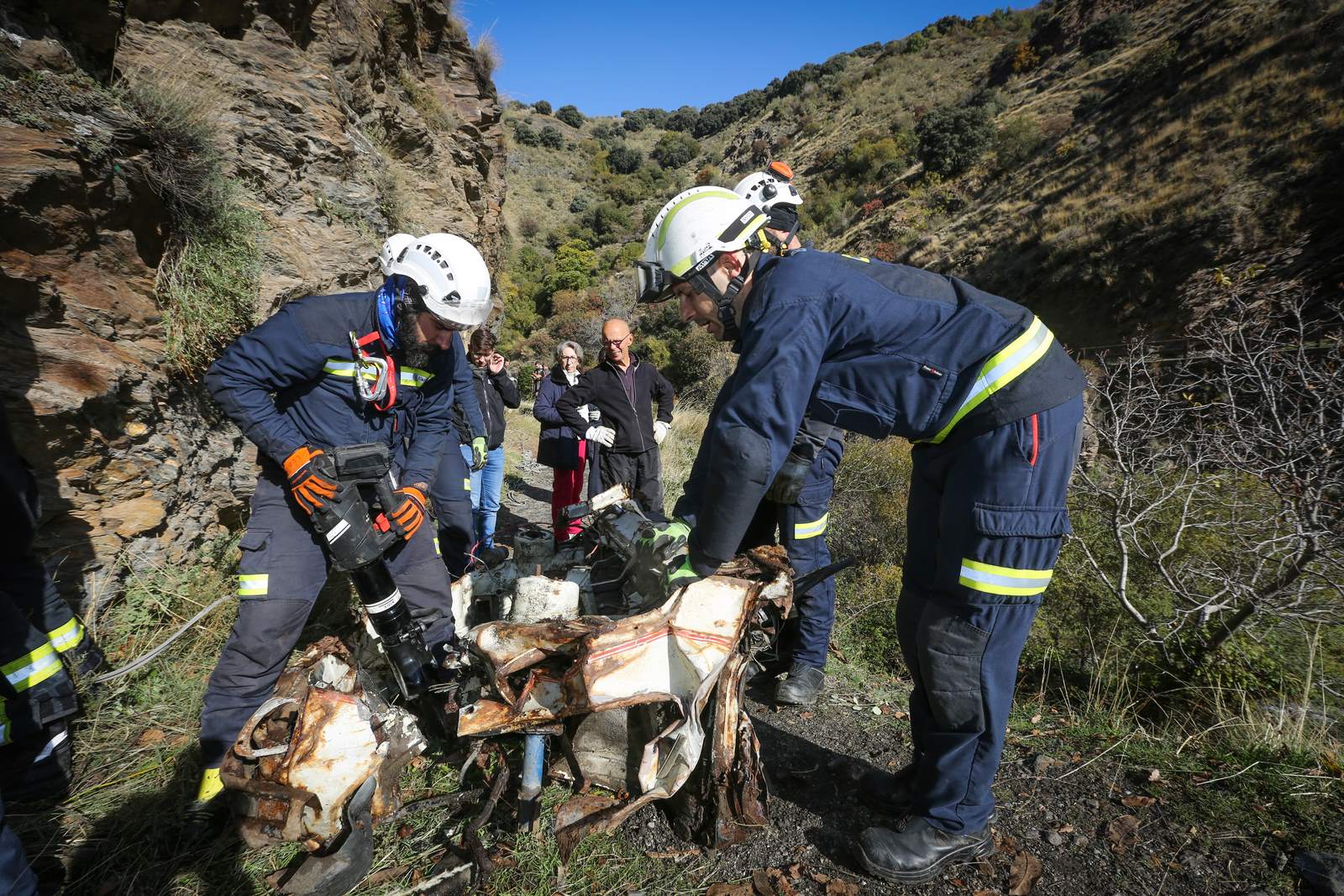 Bomberos y miembros del Batallón Basurista recuperan un vehículo abandonado en la Vereda de la Estrella
