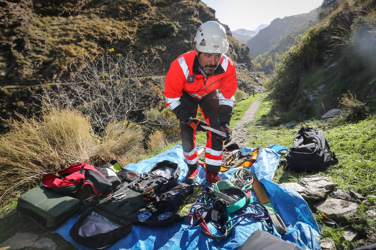 Bomberos y miembros del Batallón Basurista recuperan un vehículo abandonado en la Vereda de la Estrella