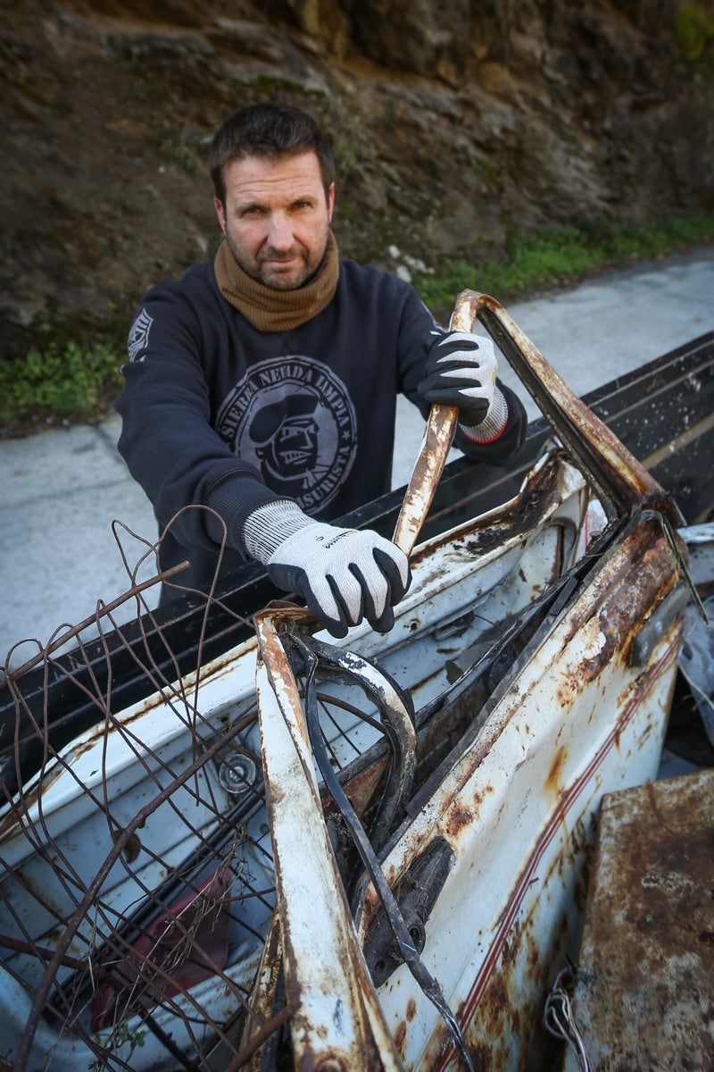 Bomberos y miembros del Batallón Basurista recuperan un vehículo abandonado en la Vereda de la Estrella