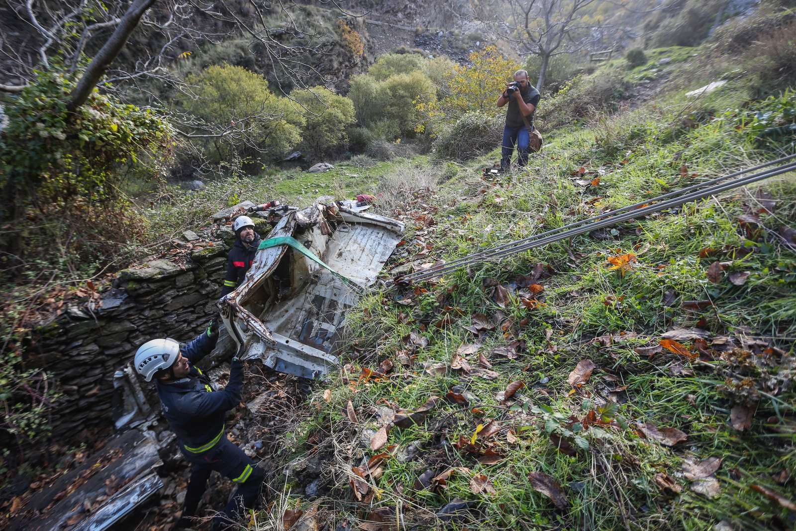 Bomberos y miembros del Batallón Basurista recuperan un vehículo abandonado en la Vereda de la Estrella