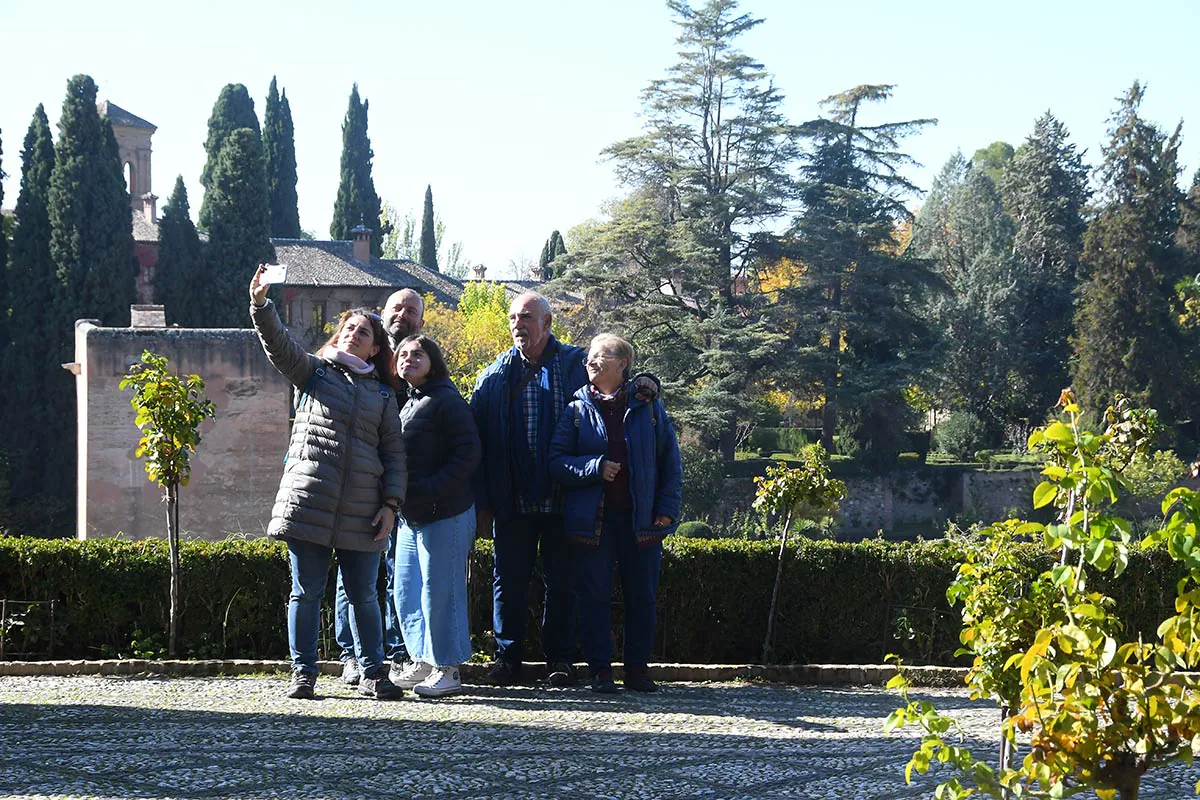 Los granadinos acuden a la Alhambra en el Día del Patrimonio