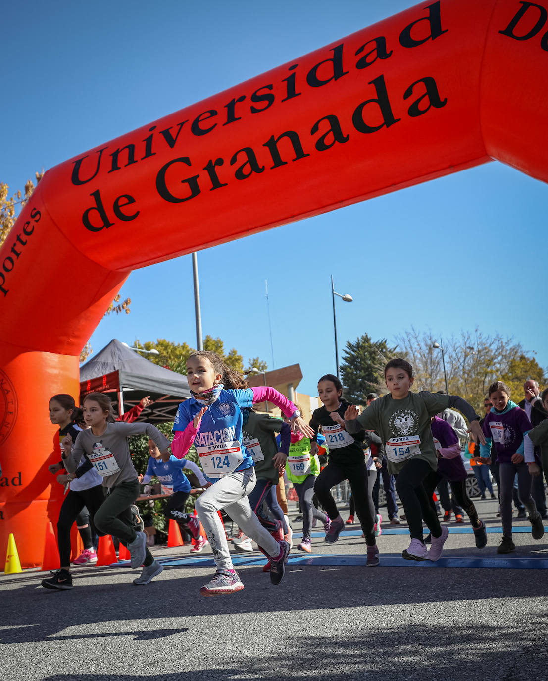 240 niños y niñas participan en la primera jornada de la sexta edición de la Carrera Universidad Ciudad de Granada