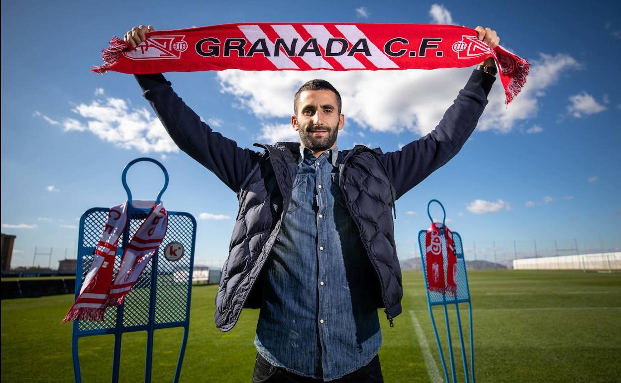 Maxime Gonalons posa en la Ciudad Deportiva del Granada con una bufanda rojiblanca. 