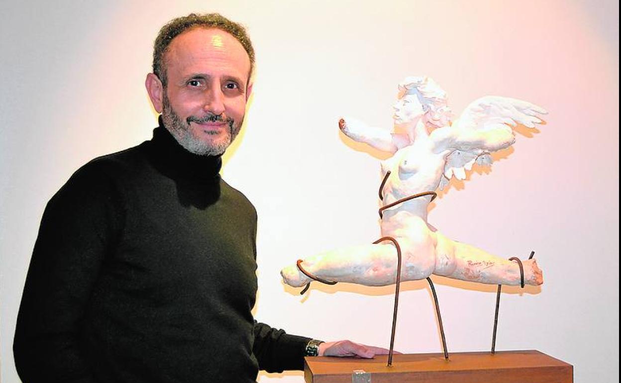 Ramiro Megías, junto a una de las piezas expuestas. 