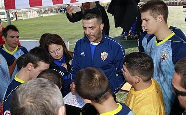 Imagen principal - La Fundación UD Almería se exhibe en la Liga Genuine