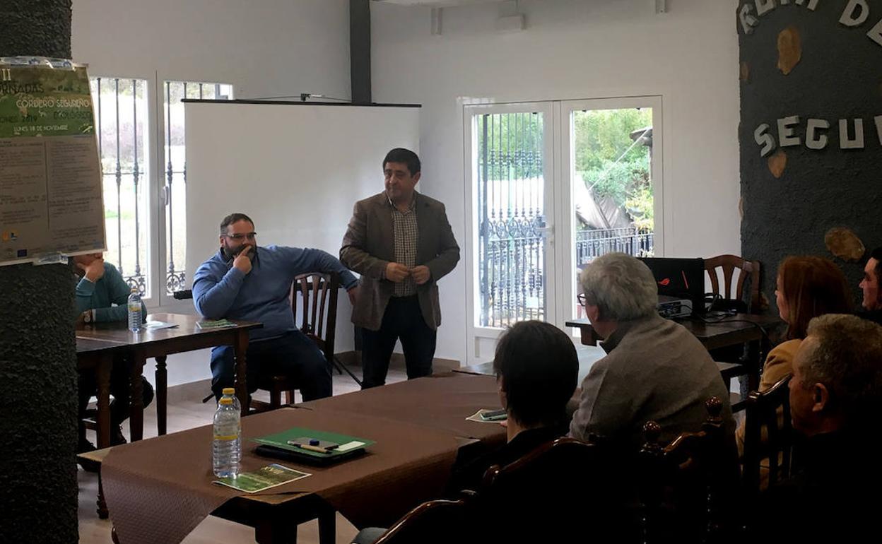 Reyes demanda el relevo generacional en la ganadería para hacer frente a la despoblación